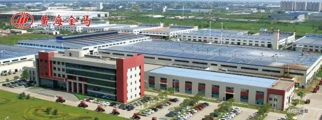 农垦农机大户 对"黄海金马"大马力轮拖进行工厂体验